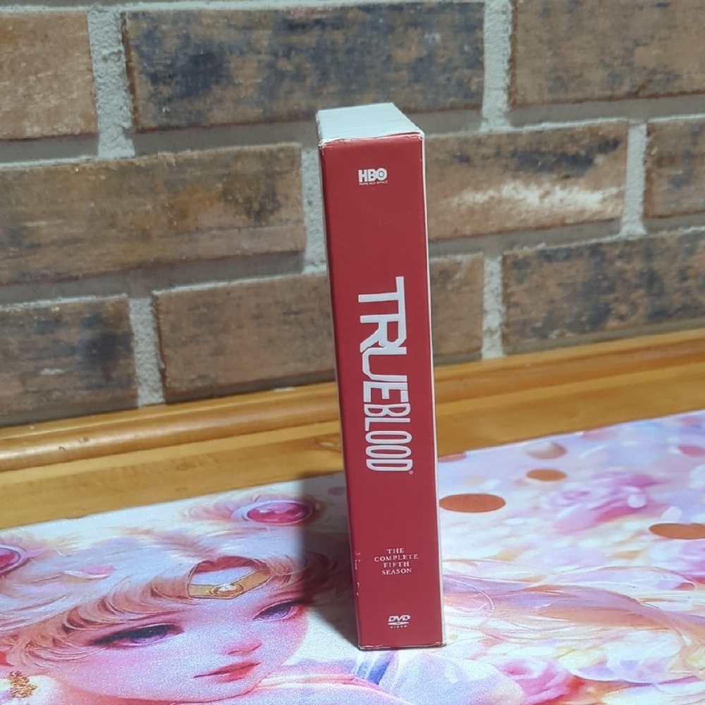 True Blood: The Complete Fifth Season – Red Cover – DVD Set - Picture 5 of 13